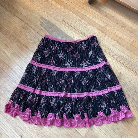 Anna Sui Black and Pink Lace A-Line Skirt - Picture 2 of 3